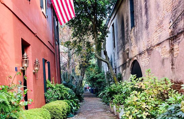 Private Charleston Hidden Alleys and Pathways Walking Tour
