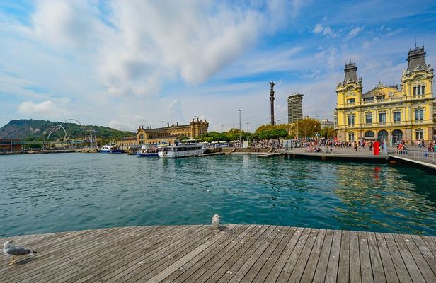 Barcelona Old Town Walking Tour and Harbour Boat Trip