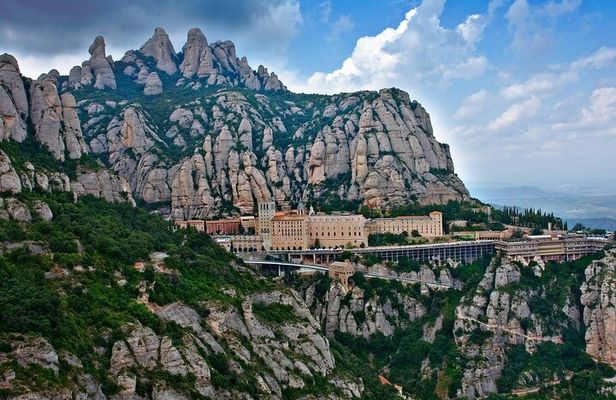 Montserrat, Girona & Costa Brava Small Group Tour with Pick-up