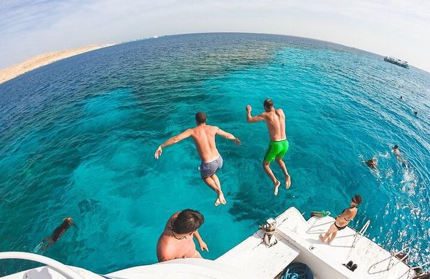 Cozumel El Cielo Catamaran Tour with Snorkeling & Kuza Beach Club