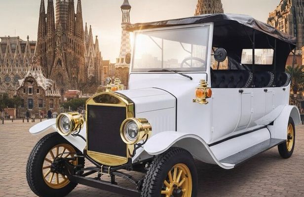 Complete Barcelona guided tour by vintage car in Tuk Tuk