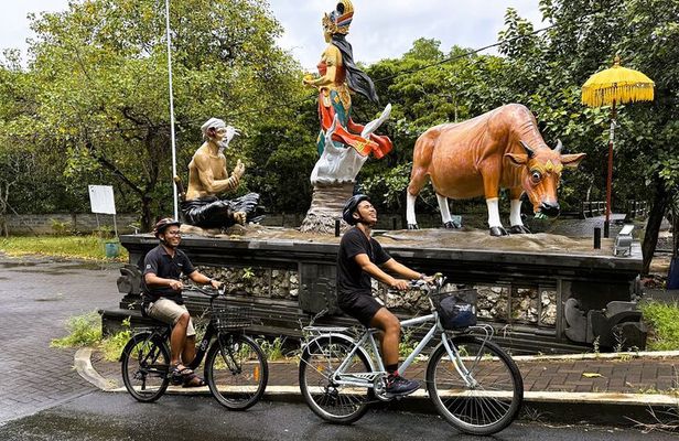 Bali: Sanur Cycling Tour with Market, Ritual & Rice Fields
