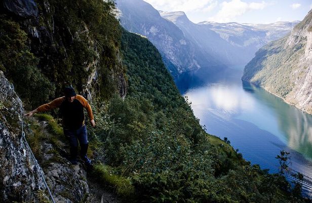 Skageflå Hike and RIB Adventure from Geiranger