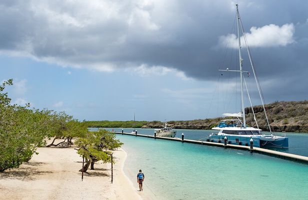 Private Spanish Water Boat Tour with Charcuterie and Drinks