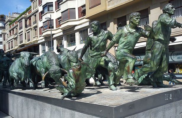 Discover Pamplona and Vitoria, an authentic experience.