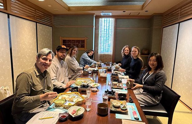 Kobe Sake Brewery Tasting and Lunch Tour with Local Guide