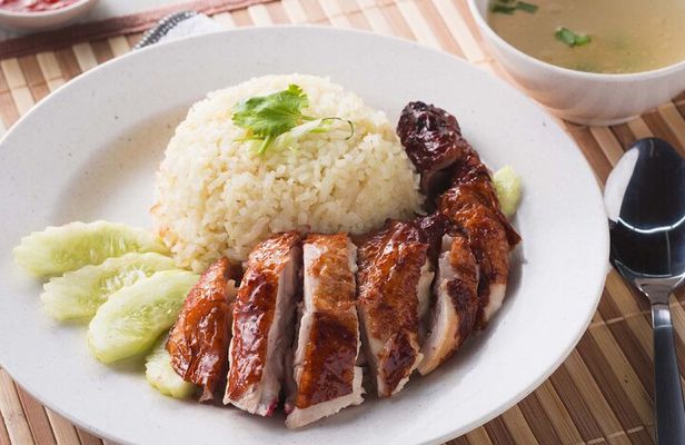 Phnom Penh: Morning Foodie, Market Walking and Street Art Tour
