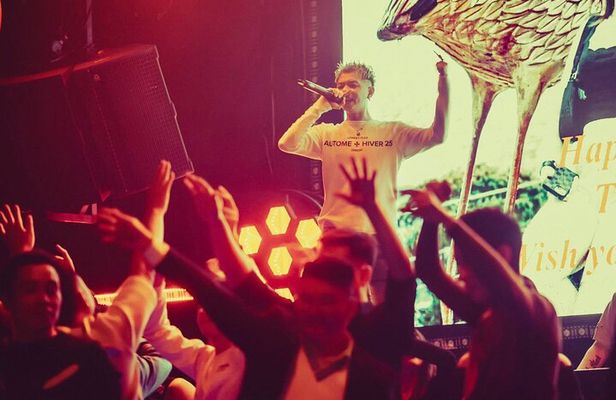 Hanoi Night Bar Crawl with Local Guide & Free Shots