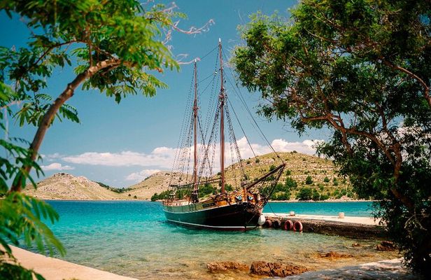 Zadar Boat Tour with Unlimited Wine and 3 Stops