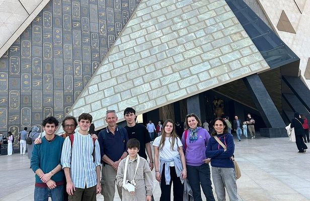 Cairo: Pyramids of Giza with Sphinx & GEM Museum Day Tour