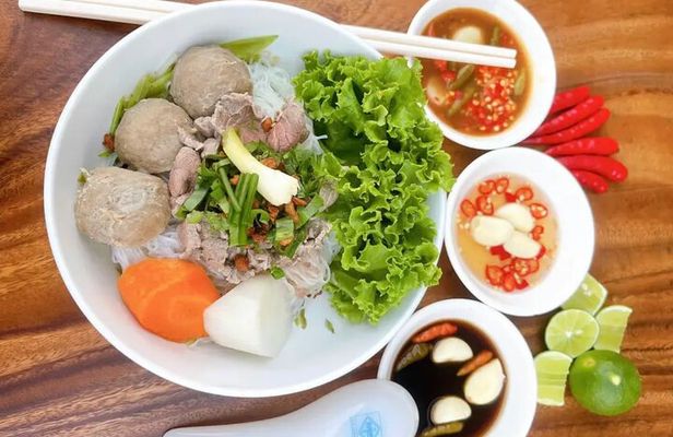 Phnom Penh: Street Art and Food Tour by Tuk-Tuk