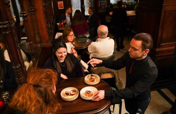 Eating Edinburgh: Old Town Food & Drinks Tour