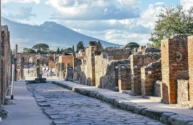 Pompeii, Herculaneum and Vesuvius Hike Small-Group from Sorrento