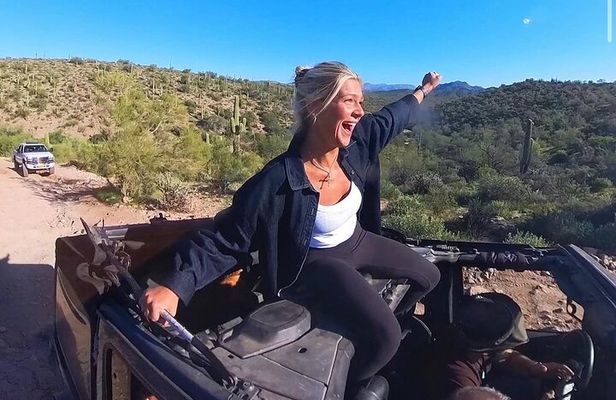 Private Jeep Off Road Adventure in Arizona Desert with Huskies