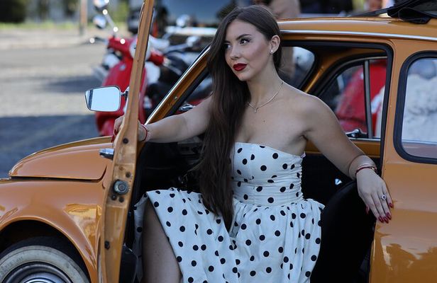 Roma Photography Service in a Vintage Fiat 500