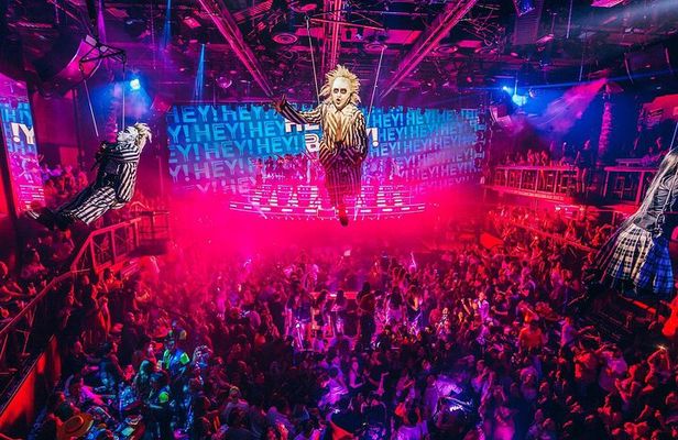 Cancun Night Combo: Taco & Beer Tour and Coco Bongo Show & Drinks