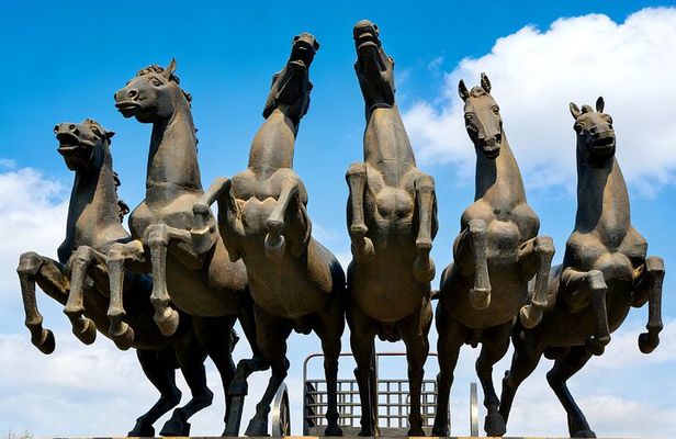 Private Day Tour to Luoyang's Top 3 Must See Attractions 