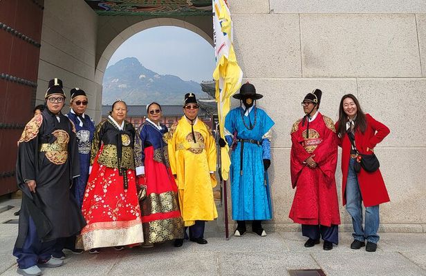 Private Seoul Tour with Local Female Guide-Hidden Gems & Stories