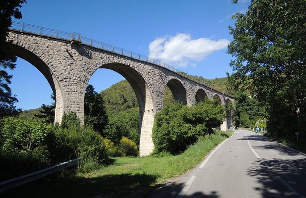 Tour in and bike on the ancient railway Spoleto Norcia