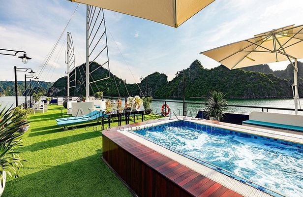 Ha Long Bay Day Cruise: Sung Sot Cave, Titop Island & Kayaking