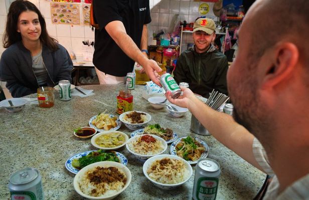 Taipei: Night Food Tour with Drinks, Local Market for Explorers!