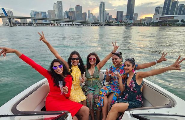 Miami Shared boat: 2 hours on a 22ft boat for 6 people total