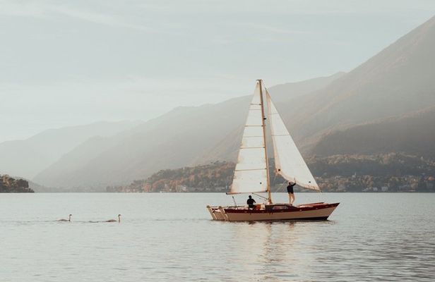 Shared Catamaran Sailing Tour on Lake Como with Snacks