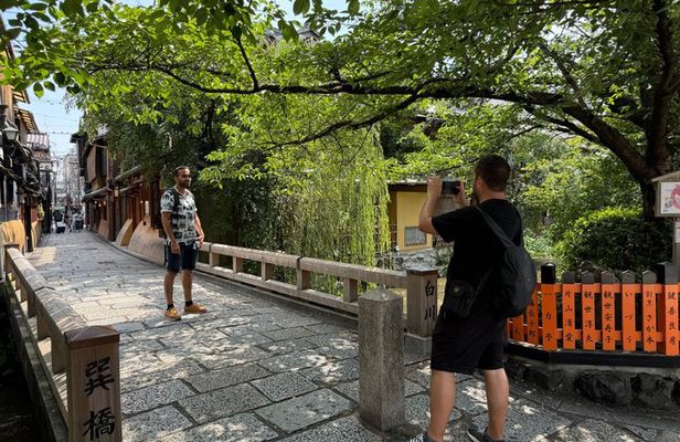 Kyoto: Gion Geisha District & Yasaka Shrine Walking Tour