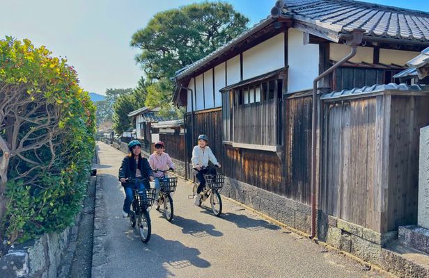 Hagi Samurai Town Cycling Tour with Local Guide (3.5 hours)