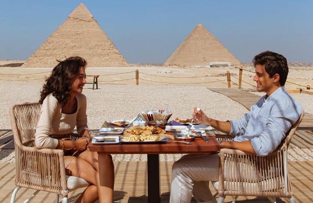Giza Pyramids Tour with Nine Pyramids Lounge Breakfast