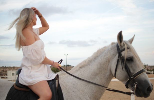 Alicante: Private Horse Ride + Brunch or Wine Tasting + Pick-up