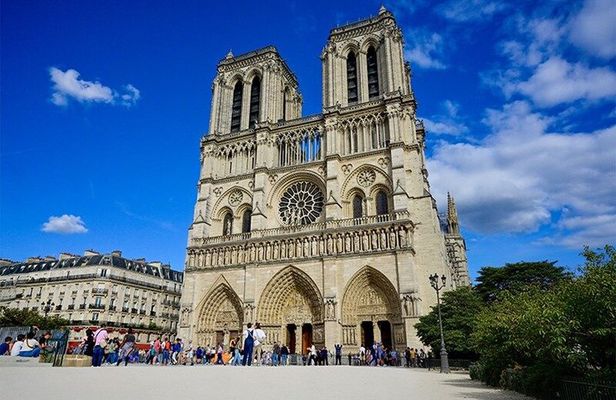 Small Group Notre Dame Tour with Scheduled Entry