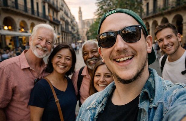 BCN Old Town Walk: Arc de Triomf & El Born Cultural Experience
