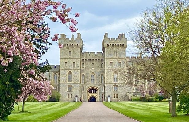 Stonehenge and Windsor Castle Day Tour from London