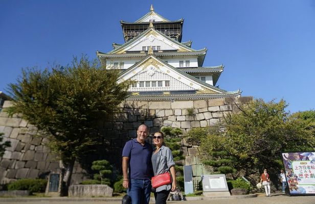 Osaka Castle Historical Walking Tour with Main Tower Entry
