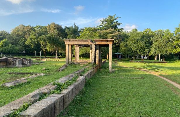 Private Guided TukTuk Tour to Anuradhapura Ancient City 