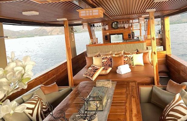 Komodo Island Full Day Luxury Boat Tour with Snorkeling and Lunch