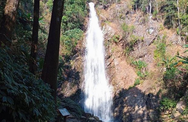 All stunning tour : Khun Korn waterfall-White Temple-Red Temple
