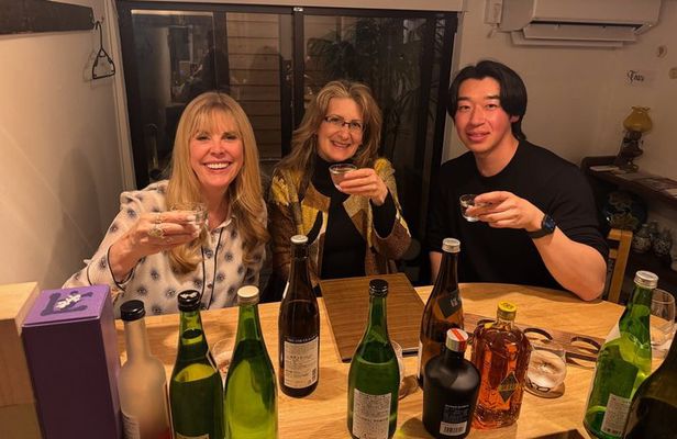 Kanazawa Night Walk and Izakaya Tour with Local Guide