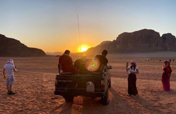 4 Hour Jeep Tour Morning or Sunset Wadi Rum Desert Highlights