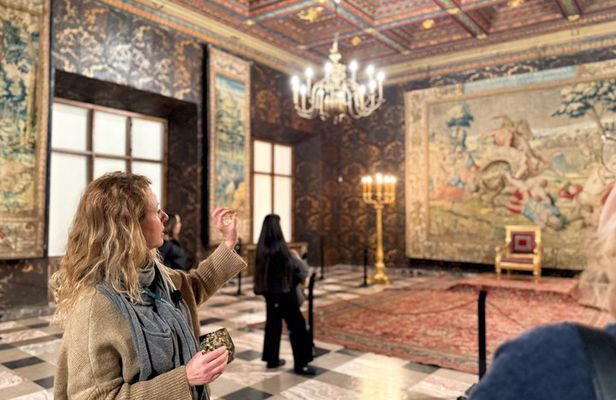 Krakow: Wawel Castle & Cathedral and Wieliczka Salt Mine Guided Tour with Lunch