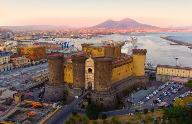 Tour Naples monumental and historic center street food