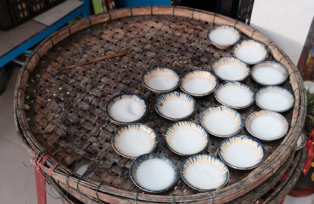 Hoi An Food Tour-Taste 11 Vietnamese Dishes-Lantern Boat release