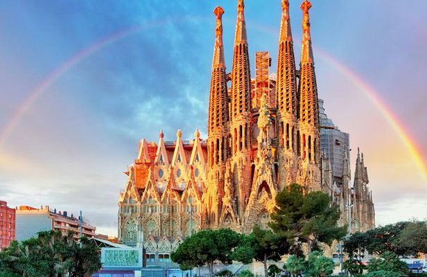 Gaudí 2026 Exclusive Foreign Experience in Sagrada Família