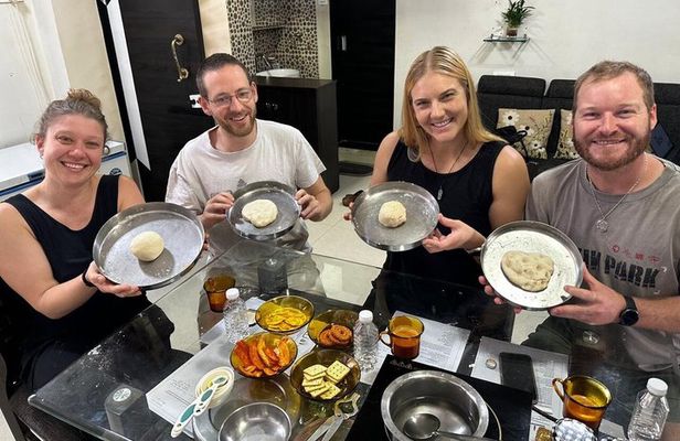 Authentic Vegetarian Indian Cooking Class in a Mumbai home