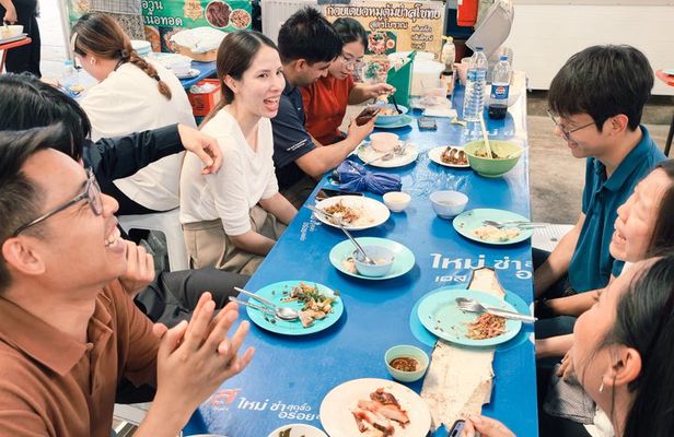 Bangkok Authentic Market Food Tour with 8+ Local Tastings & Boat