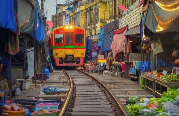 Private Bangkok Full-Day Railway Market and Floating Market Tour 