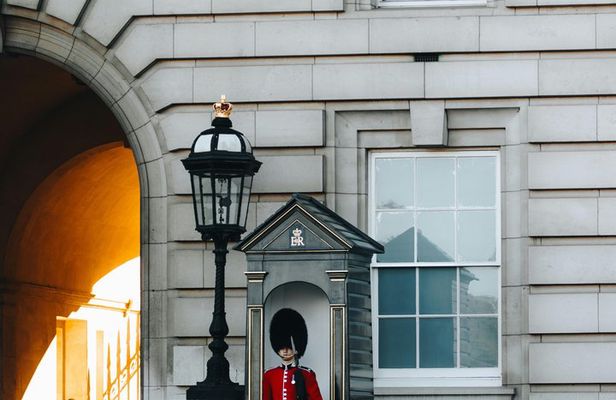 Best of London: Guard Change & River Thames with optional Tower