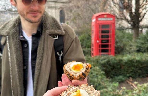 London: Self-Guided Food Treasure Hunt, Walking Tour & Pub Lunch 