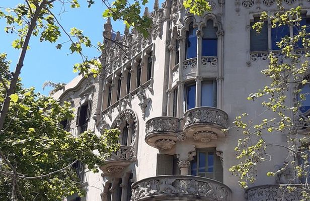 Barcelona: Gaudí Highlights & Gourmet Tapas Tasting (Small Group)